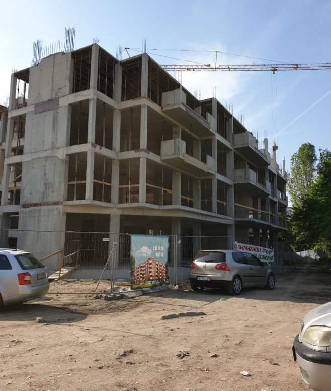 Калитин – изляти са вертикалните колони на вх. А и Б на 4-ти етаж