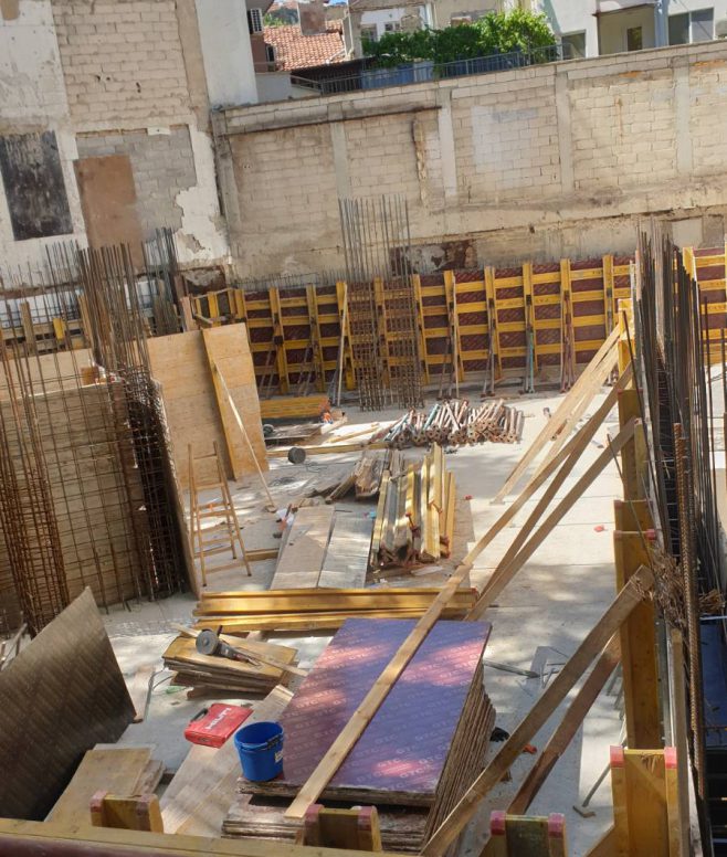 Излята е фундамантната плоча на сградата